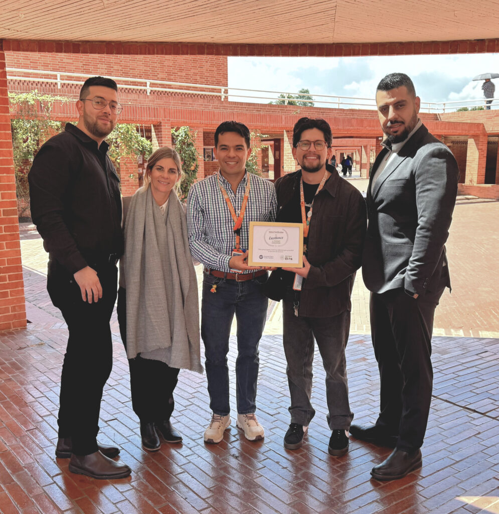 Entrega certificado de excelencia en Gimnasio Fontana Bogotá Colombia