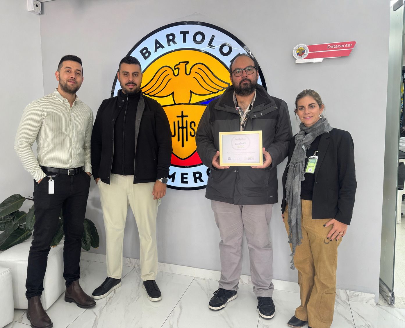 Certificado de excelencia al Colegio San Bartolomé en La Merced, Bogotá, Colombia.