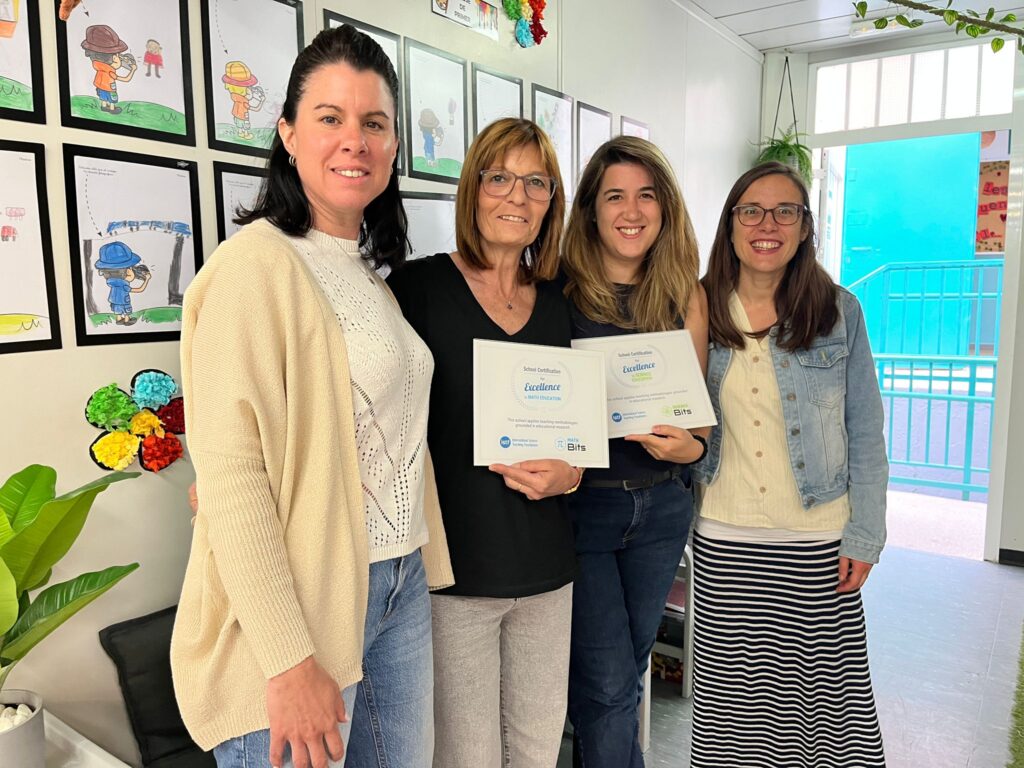 Certificado de excelencia entregado al Instituto Escuela Maria Miret.