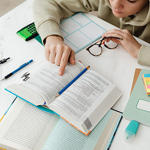 Estudiante de secundaria aplicando estrategias de aprendizaje.