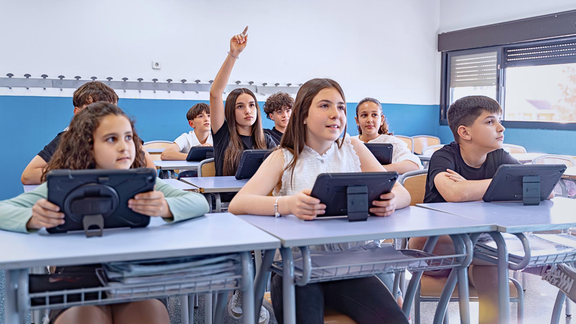 Aula de secundaria con alumnos usando tablets