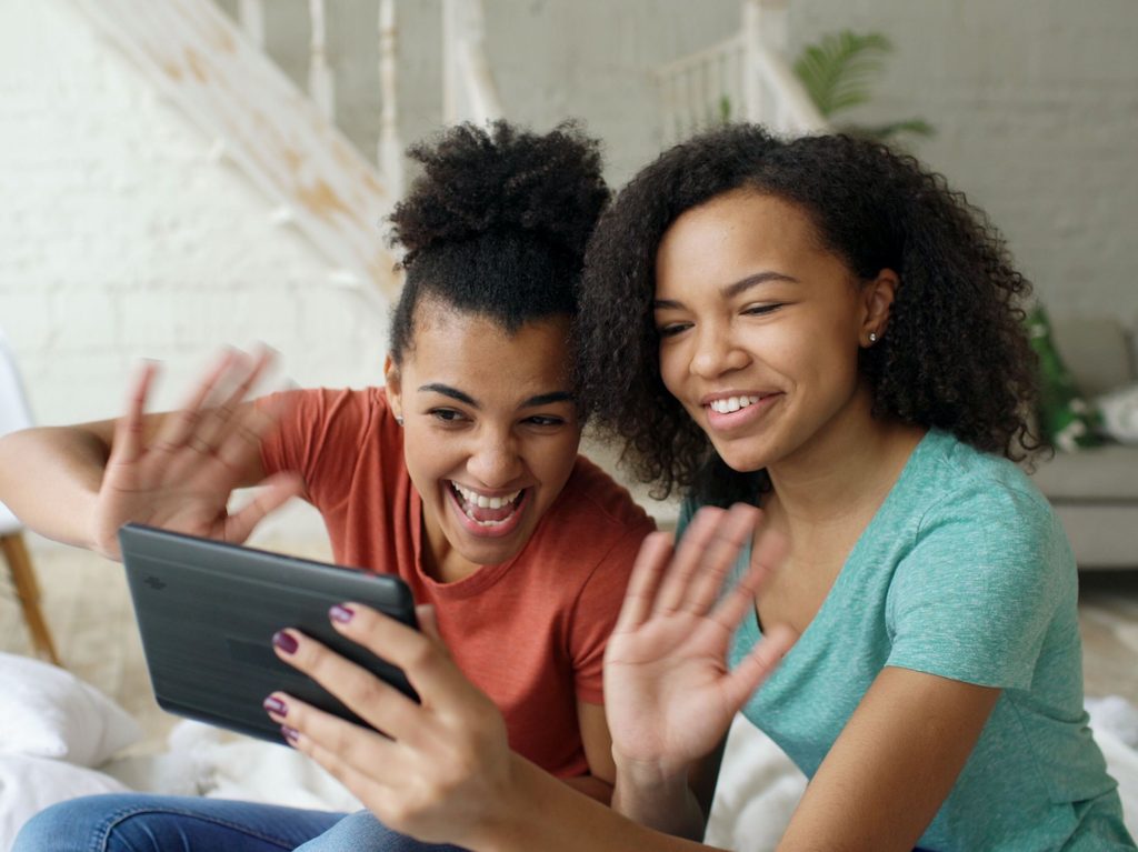Dos chicas adolescente haciendo una videollamada